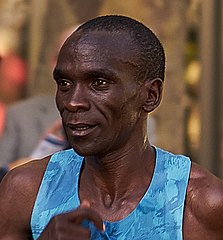 O queniano Eliud Kipchoge, pentacampeão e maior vencedor da prova.