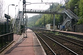 Passerelle de franchissement des voies. À gauche, voie 1 direction de Melun et accès côté Seine ; à droite, direction de Corbeil-Essonnes et accès à l'usine ALTIS.