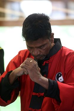 Grand Maître R. Shekhar lors d'un passage de grade des élèves du Manchuria Kung Fu Club de St-Genest-Lerpt (à côté de Saint-Etienne, dans la Loire) en France (avril 2014).