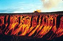 Kilauea yanardağının 1969-1971 Mauna Ulu patlaması sırasında Aloi Krateri'ne akan erimiş lav bir çağlayan resmi.