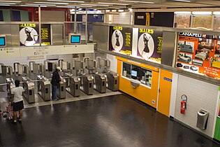 Le hall d'accueil de la station vu depuis la mezzanine.