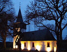 Evangelische Kirche Pfalzfeld mit Abendbeleuchtung