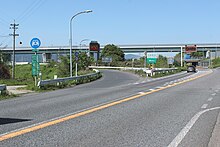 国道1号（国道25号重複）と直接接続する。画像左 : 国道1号から名阪国道（天理方面）への入口。 画像右 :名阪国道上り終点から東名阪自動車道接続地点を望む。左側に国道1号四日市方面からの流入路と同方面への流出路を望む。