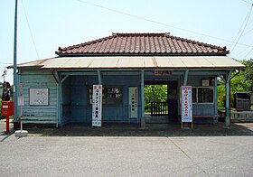 上総鶴舞駅（旧名：鶴舞町駅、2008年撮影） 駅舎は1925年の開業時に建築（増改築あり）[1]