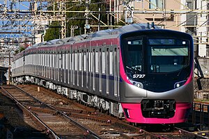 5000系による京王ライナー （2023年1月 桜上水駅）