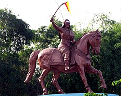 Kittur（英语：Kittur）的Kittur_Chennamma（英语：Kittur_Chennamma）塑像。反抗英国东印度公司的民族英雄