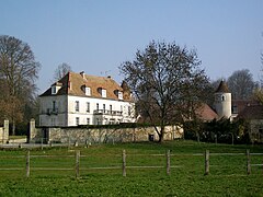 Le manoir de l’Épinaie au hameau de Thimécourt, qui date du XVIIIe siècle, mais qui intègre quelques éléments d'une maison forte du XIVe siècle, dont deux tours à toit en poivrière.