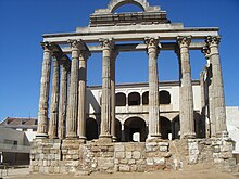 Al fondo de la estructura romana encontramos dicho palacio.