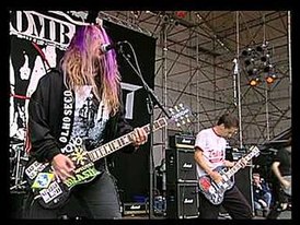 Nailbomb во время концерта на фестивале Dynamo Open Air в 1995 году Слева направо: Макс Кавалера и Алекс Ньюпорт