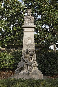 Monument à Jules Verne (1910) jardin des plantes de Nantes. Le buste de Jules Verne (1945) est de Jean Mazuet.