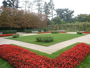 Jardin français sur fond de verger-roseraie.