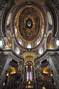 Vista de la cúpula y el altar.