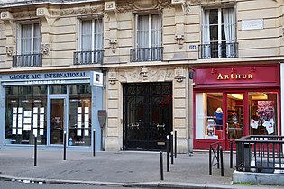 Au no 124, l'immeuble construit par Pierre Humbert à la place de l'ancien hôtel particulier de Victor Hugo.