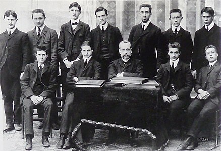 Au collège Stanislas en 1908 (rang debout, 3e en partant de la gauche), lors de son année de préparation à Saint-Cyr.