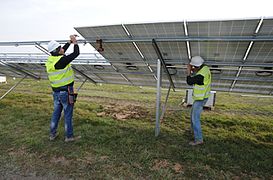 Mise en place des panneaux photovoltaïques sur les tables à Cagnac.