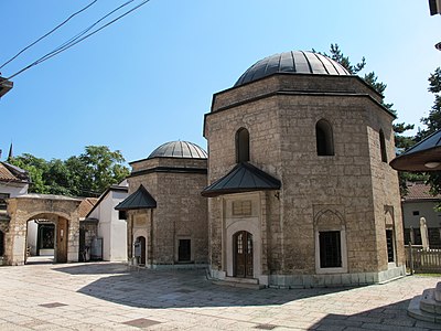 Gazi Husrev-begovo turpe bliže, i Murat-begovo turbe dalje na fotografiji; [2015. godina]