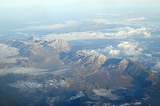 Das Gran-Sasso-Massiv von Ost nach West, links der Bildmitte der Corno Grande, im Vordergrund die Hochebene Campo Imperatore