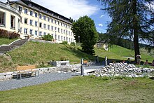 Yogastunde am liebevoll angelegten Gartenteich des Instituts