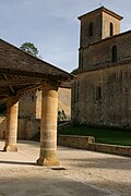 La halle et l'église du bourg.