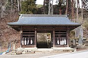 保福寺の仁王像を納める仁王門。12年3月24日撮影