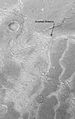 Arroyos invertidos cerca de Juventae Chasma (Imagen Mars Global Surveyor). Estos flujos comienzan en la parte superior de una colina y a continuación se unen.