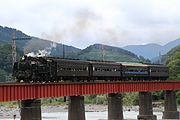 川根温泉笹間渡駅付近を走るSL急行（C11 190）