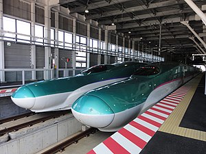 北海道新幹線で使用されるH5系（左）とE5系（右）