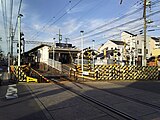 踏切で挟まれた駅舎（2017年11月）