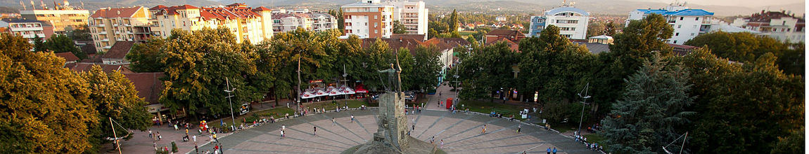 Panoramski prikaz centralnog gradskog trga u Kraljevu