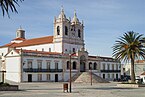 Le sanctuaire Notre-Dame de Nazaré (en) sur le promontoire du Sítio.