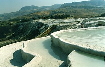 Concrétions calcaires à Pamukkale (Turquie). (définition réelle 1 758 × 1 128*)