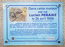 Plaque bleue en plexiglas portant un petit texte et deux photos de Lucien Péraire.