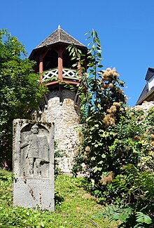 Römertor in Wiesbaden mit viel Grünwuchs