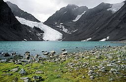 Vy från söder. Kaskasapakte syns i mitten av bilden på andra sidan Tarfalasjön.