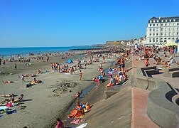 La digue de Wimereux et sa plage.