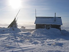 Refuge d'un éleveur de rennes dans la toundra.