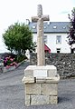 Croix du XVIe siècle avec une plaque « Souvenir de la mission de 1950 ».