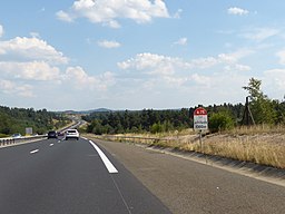 Borne E52b sur l'autoroute A75.