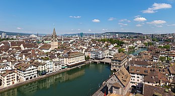 Panorama de la Vieille-Ville de Zurich, depuis une tour de Grossmünster. (définition réelle 11 303 × 6 164)