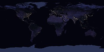 Imagem composta que mostra as luzes noturnas da Terra observadas em 2016 pelo satélite Suomi NPP (definição 43 200 × 21 600)