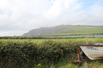 Remains of Caisleán an Fheirtéaraigh (in the distance), castle of the poet Piaras Feiritéar, An Baile Uachtarach Thiar.