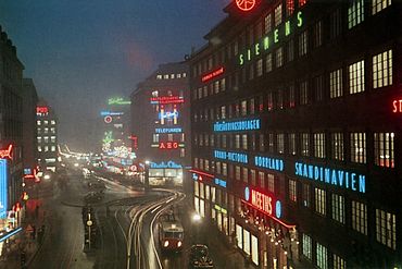 Vänster bild: Centrumhuset från Malmskillnadsbron 1945, fotograferad av Gunnar Lundh, höger bild: Centrumhuset från samma plats i juli 2008.