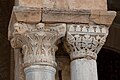 Deux chapiteaux byzantins du portique sud : celui de droite est orné de pommes de pin et de feuilles de vigne, l'autre est à volutes et feuilles d'acanthe dentelées.