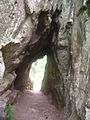 Sentier des Roches, durch einen Felsen führend