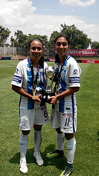 Pachuca Femenil players celebrating by holding the 2017 Copa MX Femenil