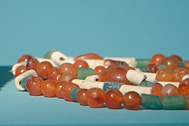 Collier trouvé sur le site d'Antsiraka Boira (XIIIe – XIVe siècle).