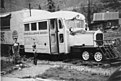 Historisches Bild eines Triebfahrzeuges der Galloping Goose, ein Schienenfahrzeug auf der Basis eines Autos von 1952