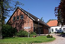 Karby em Schleswig-Holstein, Alemanha. O edifício da comunidade encontra-se no centro da vila