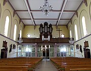 Vue intérieure de la nef vers la tribune d'orgue.