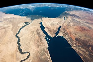 צילום לוויין של אזור המזרח התיכון מגובה של כ-400 ק"מ שנעשה מתחנת החלל הבין-לאומית. ניתן לראות, בין היתר, את חצי האי סיני, את ים סוף (ובו מפרץ אילת ומפרץ סואץ), את הים התיכון ואת רצועת נהר הנילוס שבמצרים.